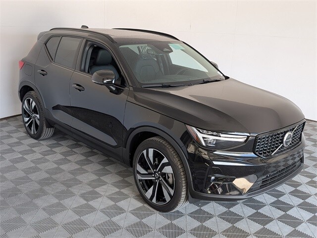 2026 Volvo XC40 Plus photo 2