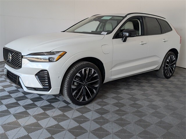 2026 Volvo XC60 T8 photo 4