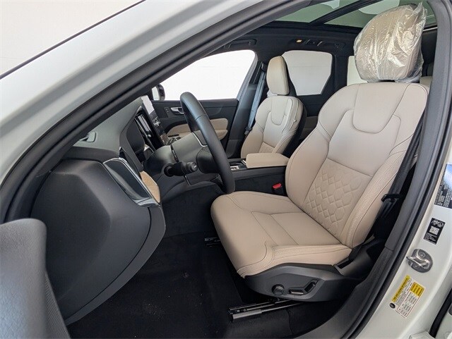 2026 Volvo XC60 B5 Plus photo 4