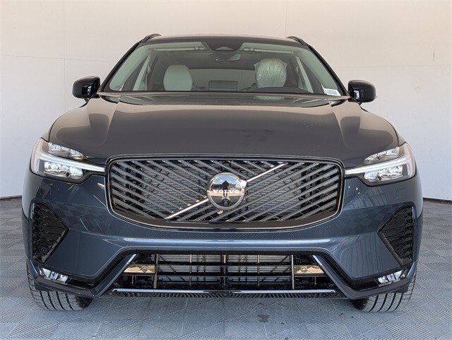 2026 Volvo XC60 Plus photo 2