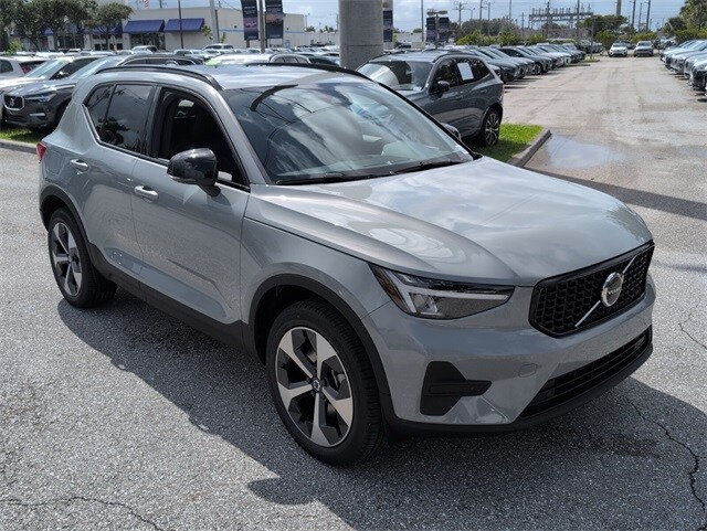 2026 Volvo XC40 Core photo 2