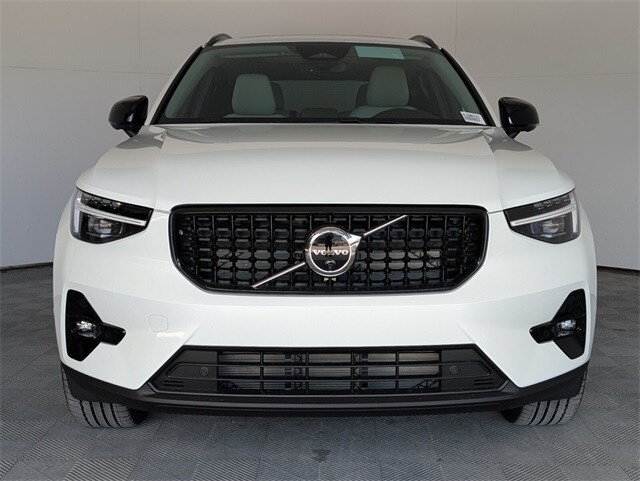 2026 Volvo XC40 Plus photo 2