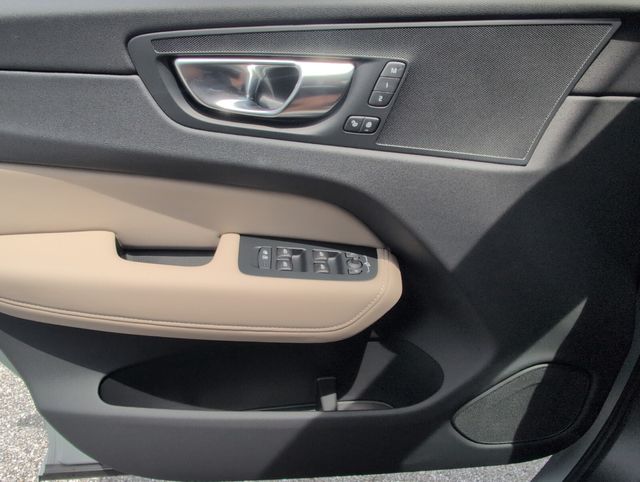 2026 Volvo XC60 Plus - Photo 14