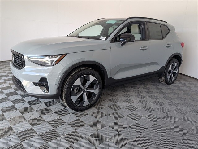 2026 Volvo XC40 Plus photo 4
