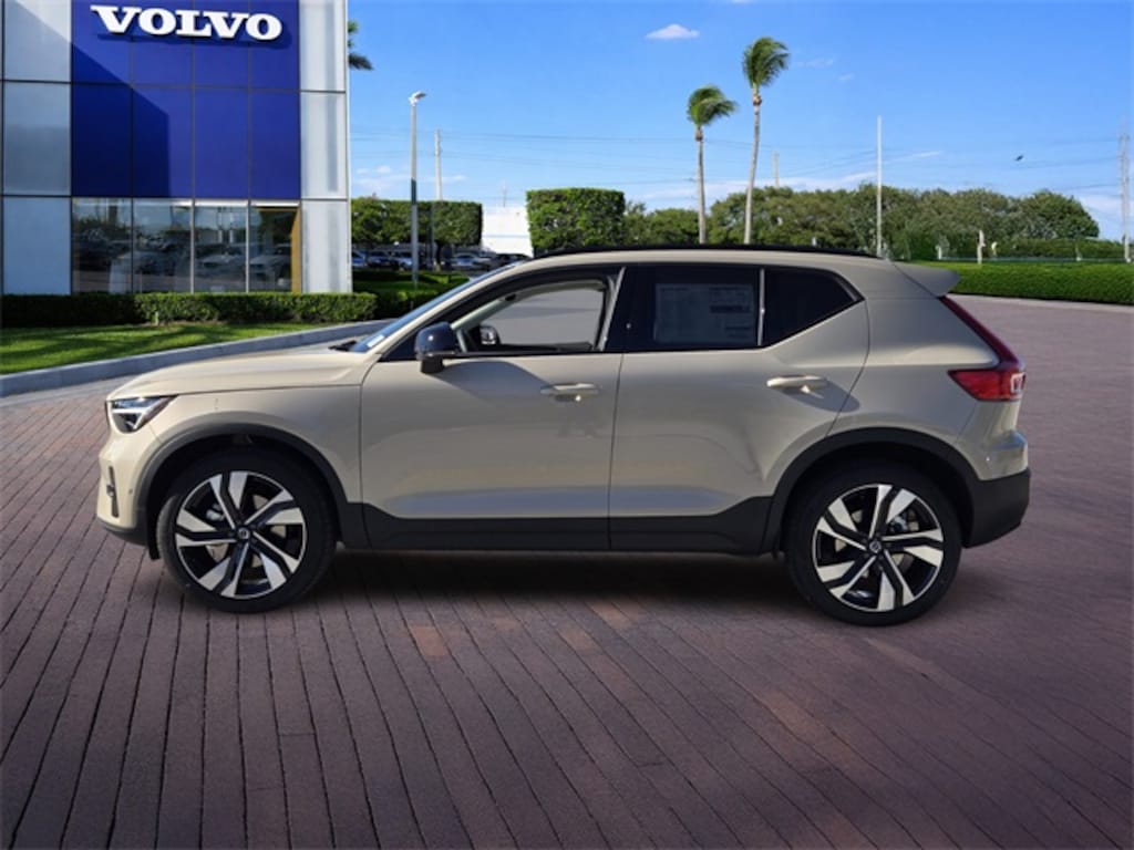 New 2026 Volvo XC40 B5 Ultra SUV