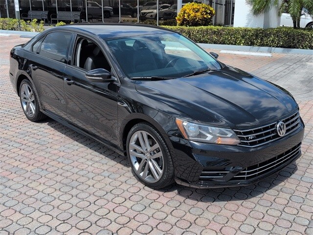 2018 Volkswagen Passat S R-Line photo 2