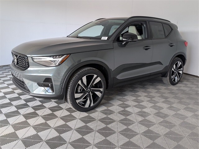 2026 Volvo XC40 Plus photo 3