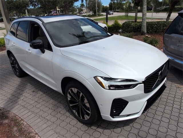 2026 Volvo XC60 Plus photo 2