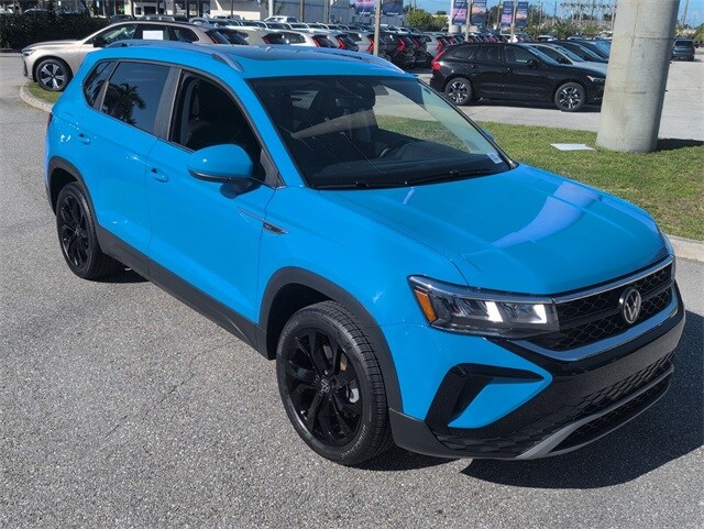 2023 Volkswagen Taos SE photo 2