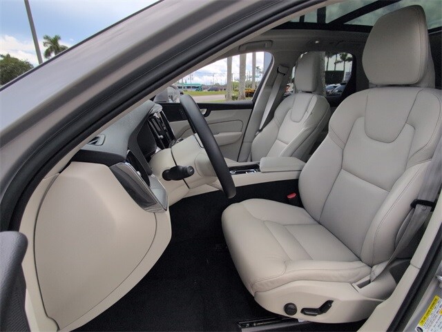 2023 Volvo XC60 B5 Core photo 4