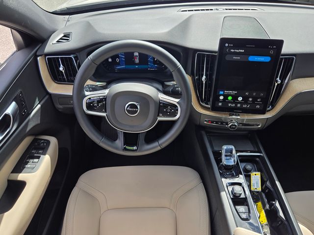 2026 Volvo XC60 Plus - Photo 17
