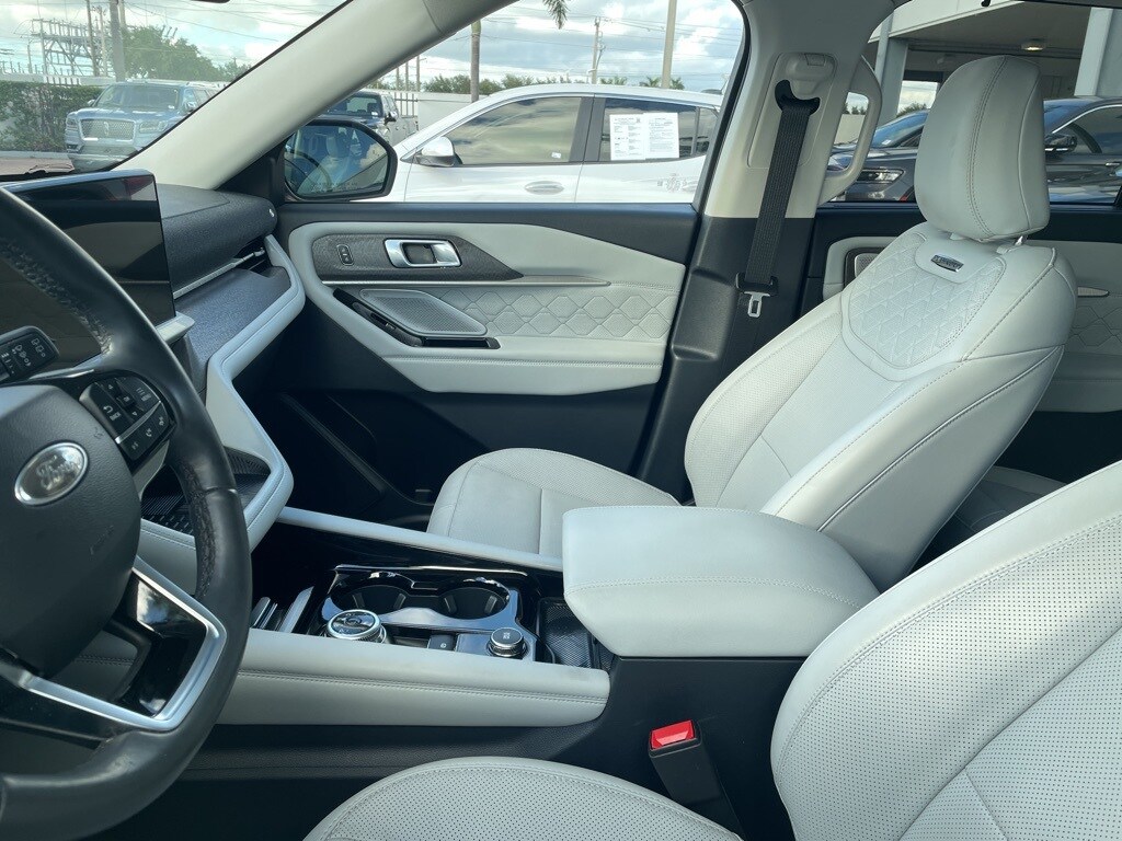 2025 Ford Explorer Platinum photo 2