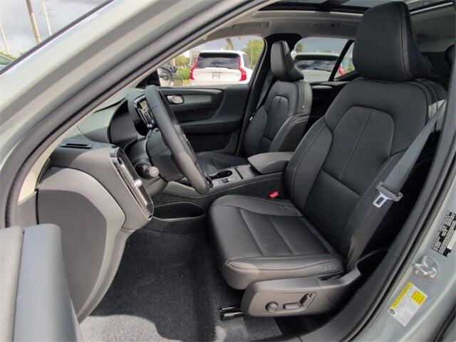 2026 Volvo XC40 Core photo 4