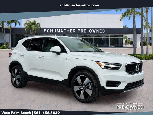 2020 Volvo XC40 T4 Momentum's photo