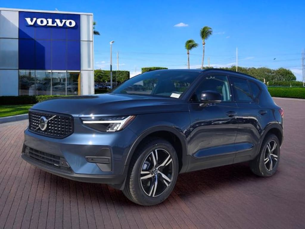 New 2026 Volvo XC40 B5 Core SUV