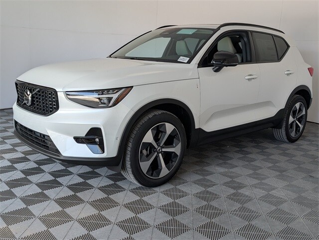 2026 Volvo XC40 Plus photo 3