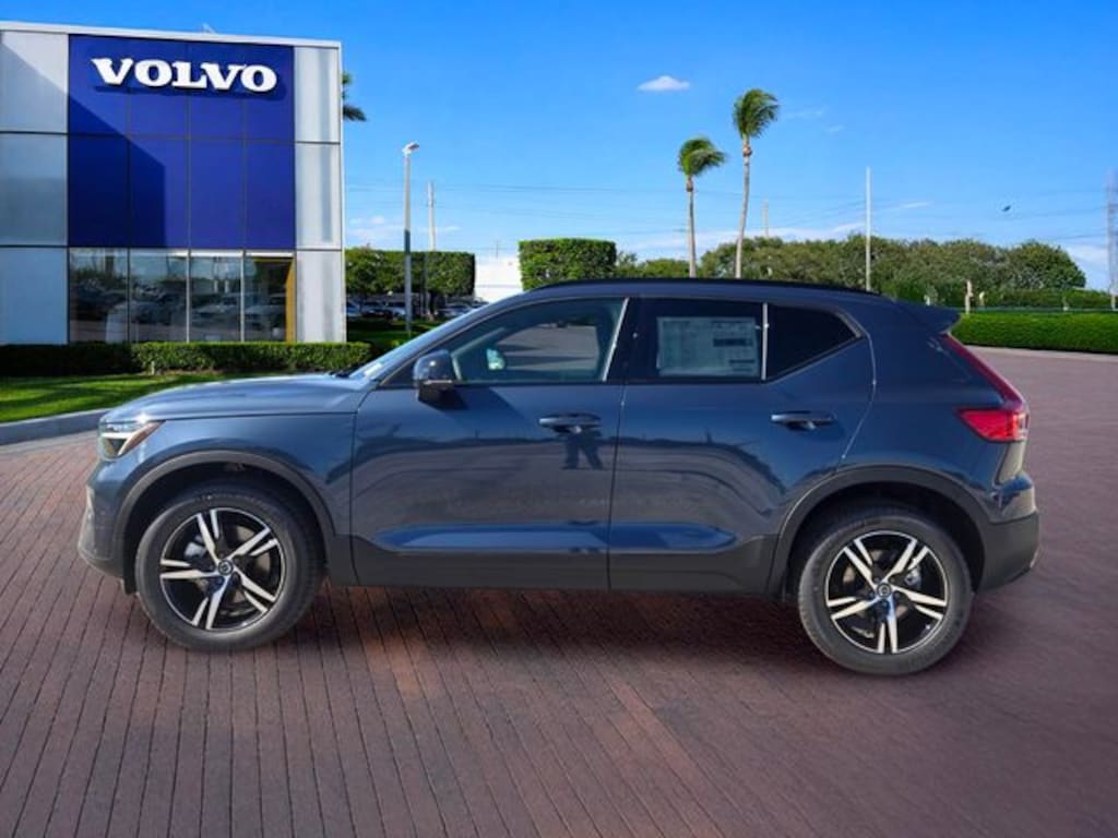 New 2026 Volvo XC40 B5 Core SUV