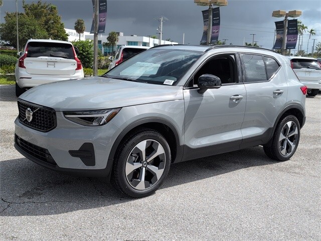 2026 Volvo XC40 Core photo 3