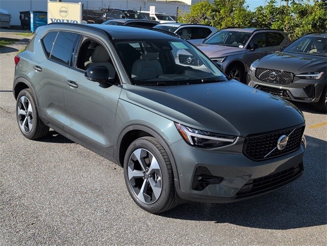 2026 Volvo XC40 Plus photo 2