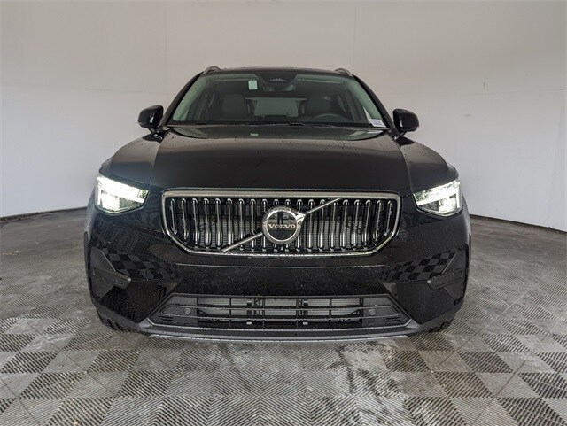2025 Volvo XC40 Core photo 3