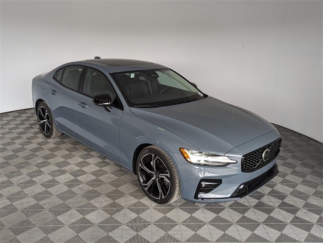2024 Volvo S60 B5 Plus photo 2