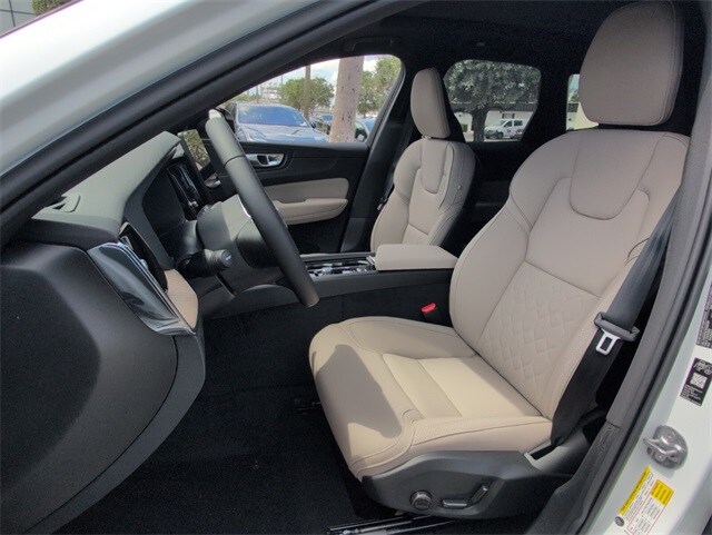 2026 Volvo XC60 Plus photo 4