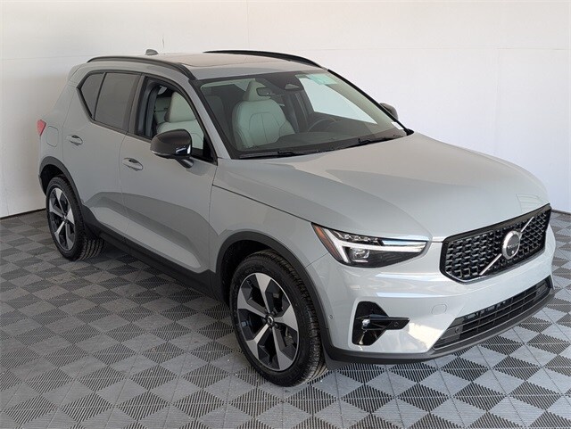 2026 Volvo XC40 Plus photo 2