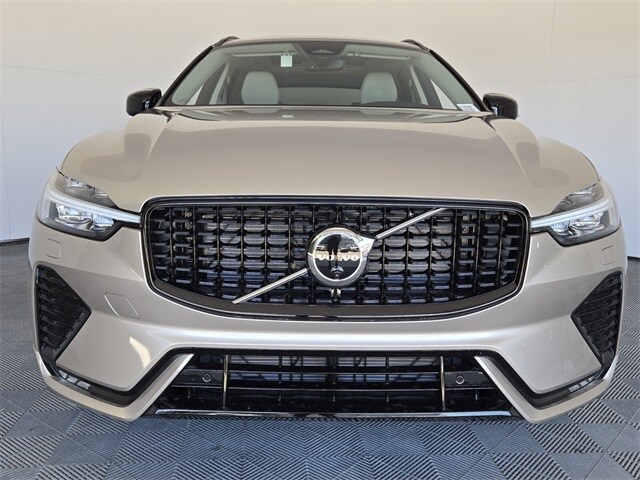 2025 Volvo XC60 B5 Plus photo 2
