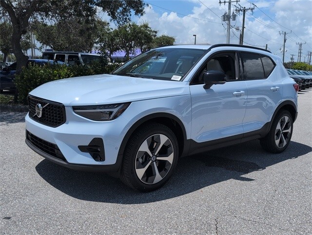 2026 Volvo XC40 Plus photo 4
