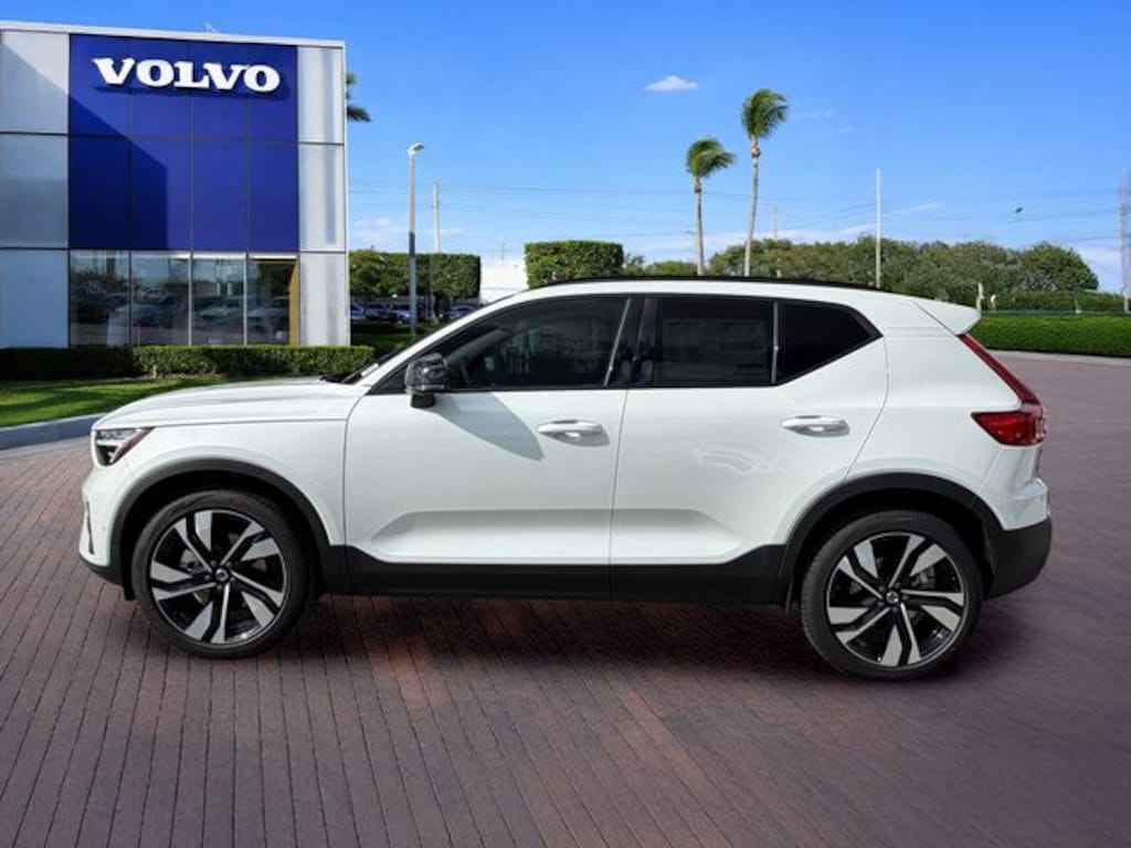 New 2026 Volvo XC40 B5 Ultra SUV