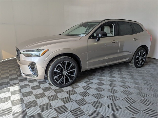 2025 Volvo XC60 B5 Plus photo 4