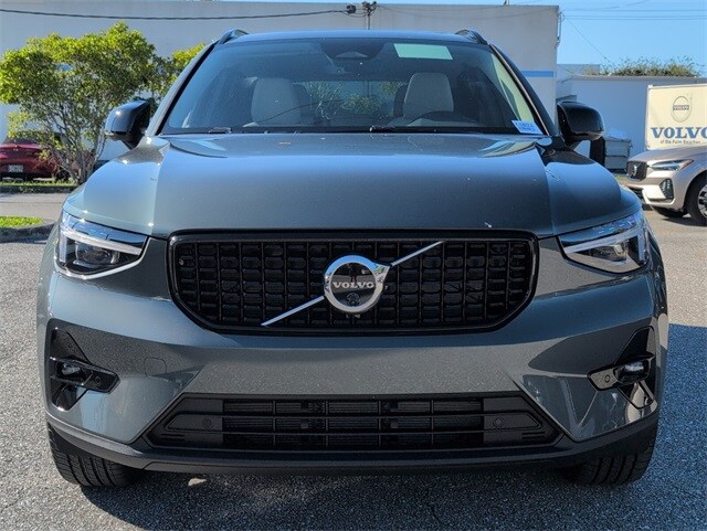 2026 Volvo XC40 Plus photo 3