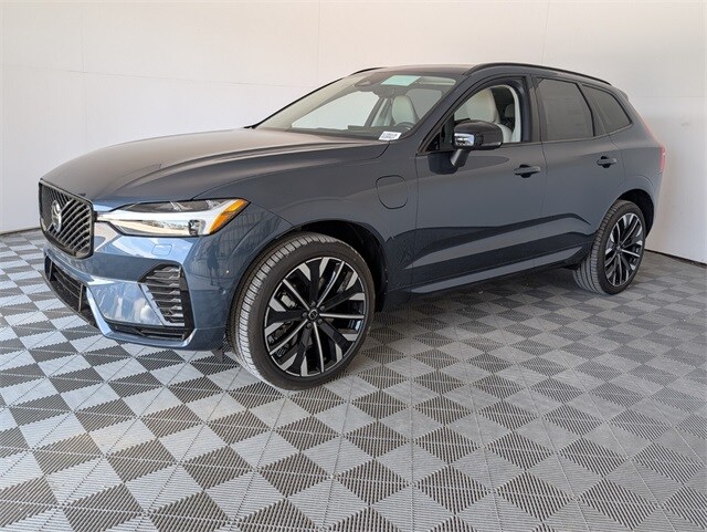 2026 Volvo XC60 T8 photo 3