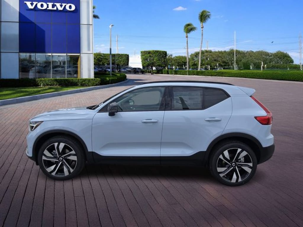 New 2026 Volvo XC40 B5 Ultra SUV