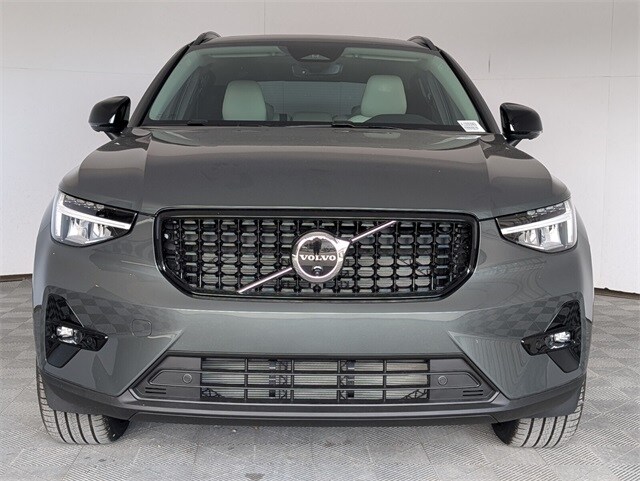 2026 Volvo XC40 Plus photo 2