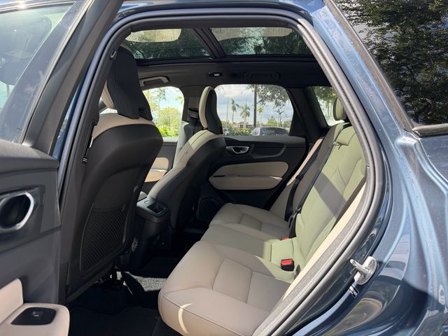 2026 Volvo XC60 Plus - Photo 11