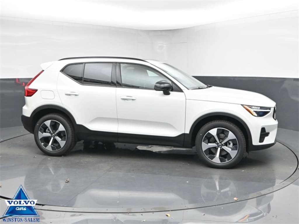 New 2026 Volvo XC40 B4 Core SUV