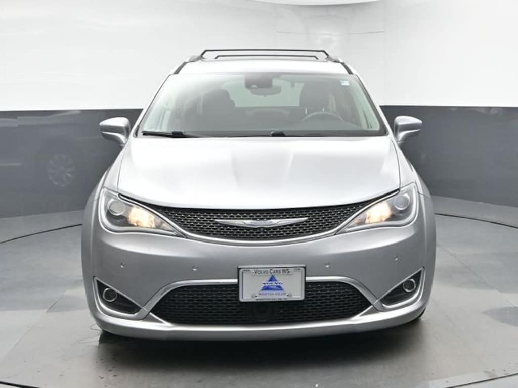 Used 2018 Chrysler Pacifica Touring L Minivan/Van