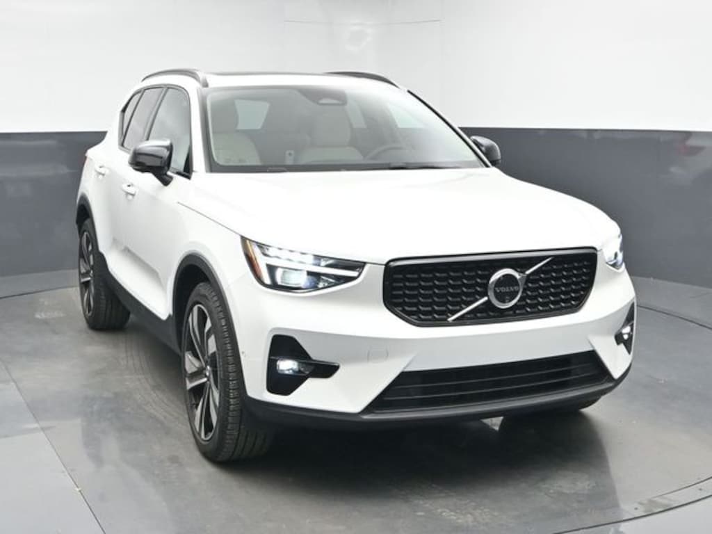 New 2025 Volvo XC40 B5 Plus Dark Theme SUV