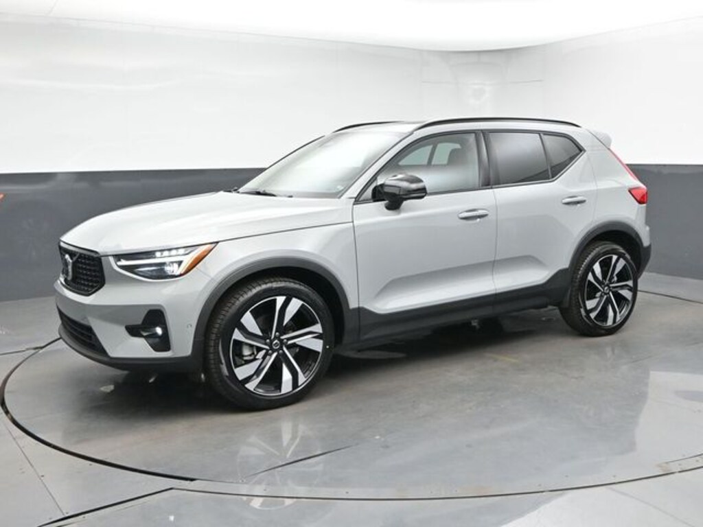 Used 2025 Volvo XC40 B5 Plus Dark Theme SUV