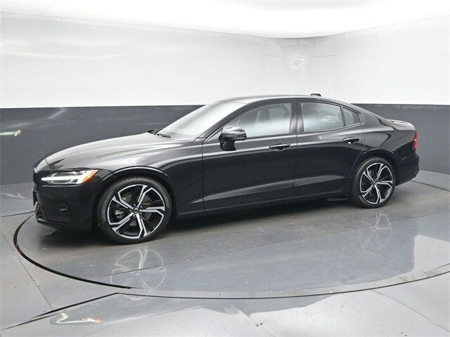 2024 Volvo S60 B5 Plus Black Edition photo 4
