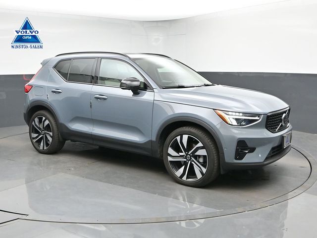 2023 Volvo XC40 B5 Plus Dark AWD's photo