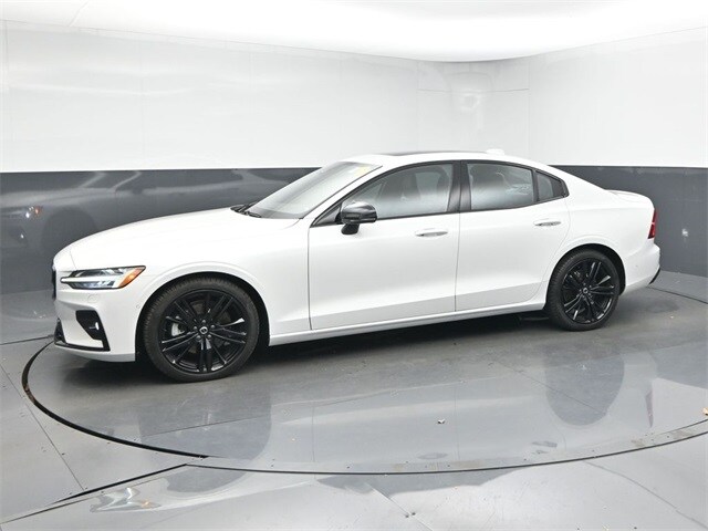2024 Volvo S60 B5 Plus Black Edition photo 4
