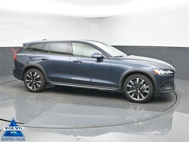 2022 Volvo V60 Cross Country Base's photo