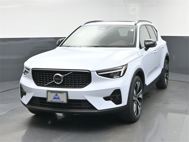 2024 Volvo XC40 Plus photo 3