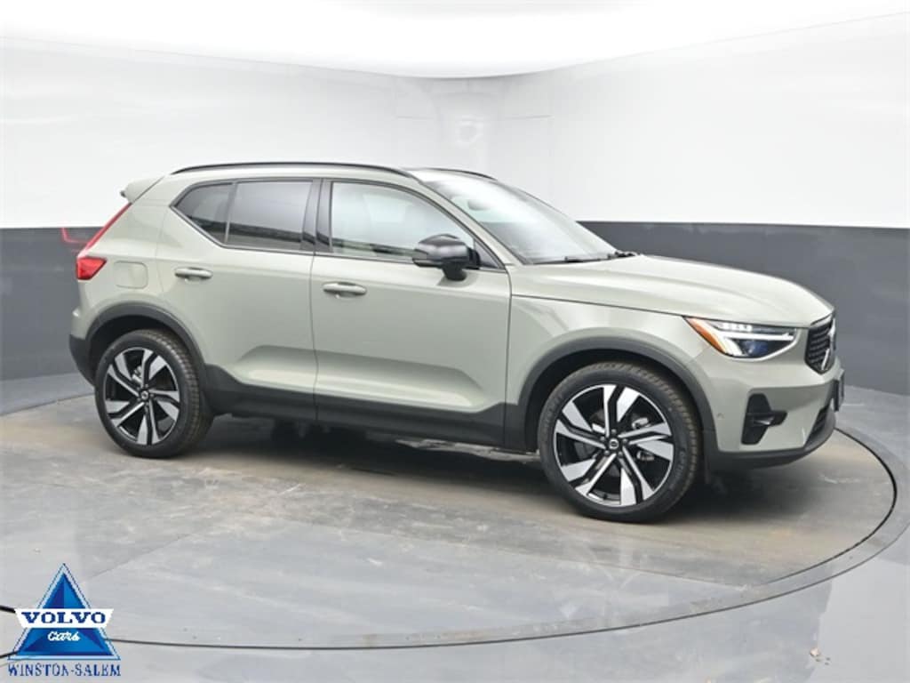 Used 2023 Volvo XC40 B5 Plus Dark Theme SUV
