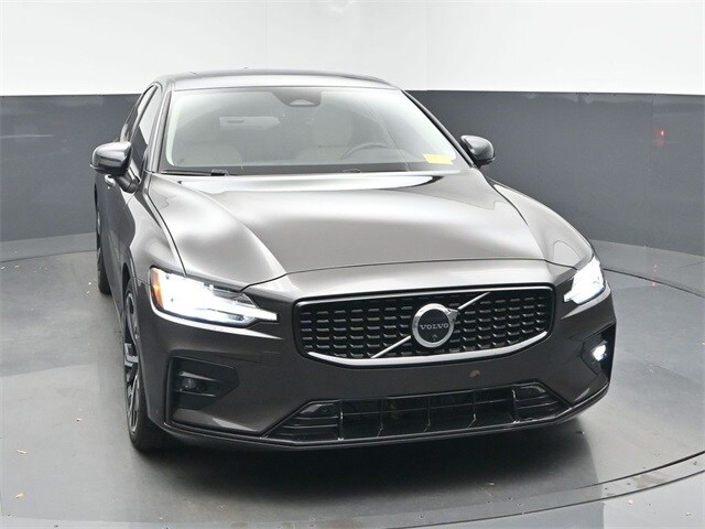 2024 Volvo S60 B5 Plus photo 2