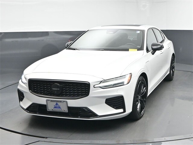 2024 Volvo S60 Ultimate Black Edition photo 2