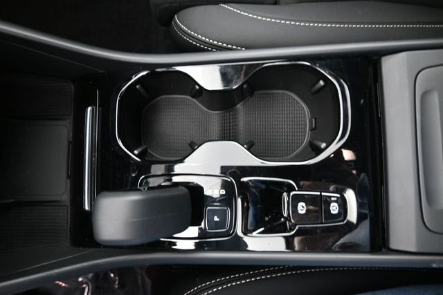 2024 Volvo XC40 Plus - Photo 10