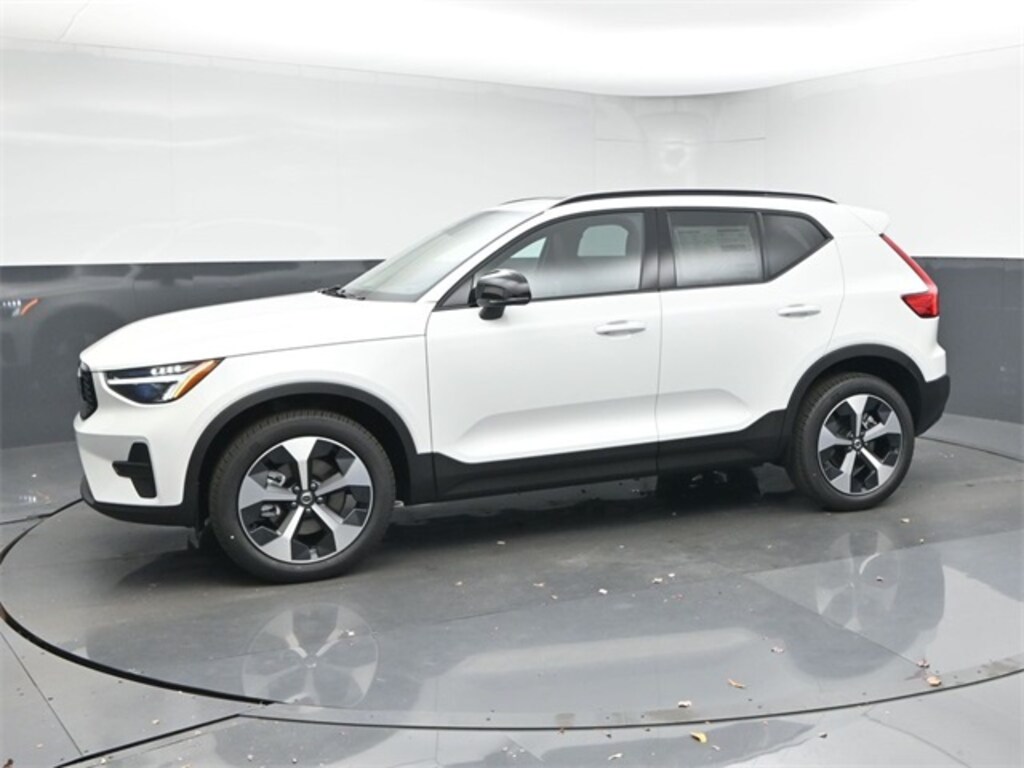 New 2026 Volvo XC40 B4 Core SUV